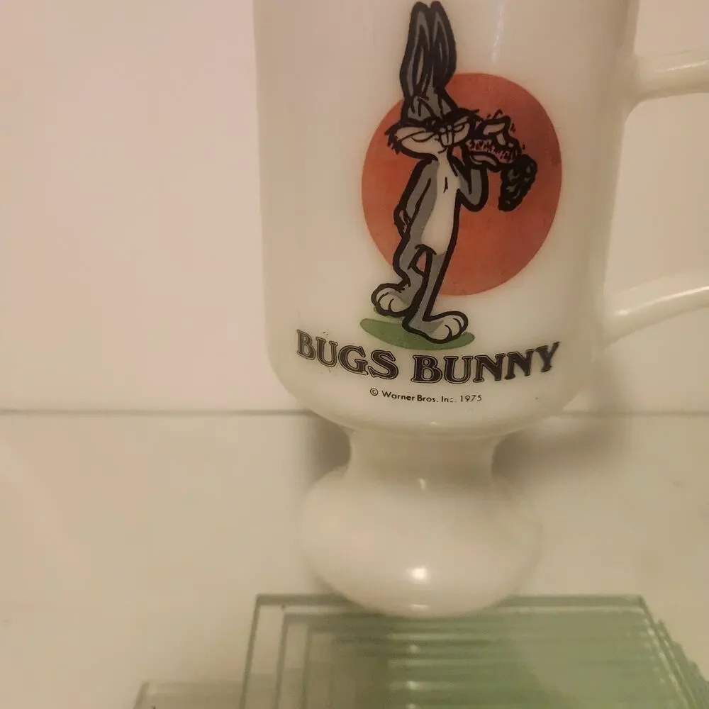 Vintage 1975 Pedestal Milk Glass Bugs Bunny Mug Marriotts Great America